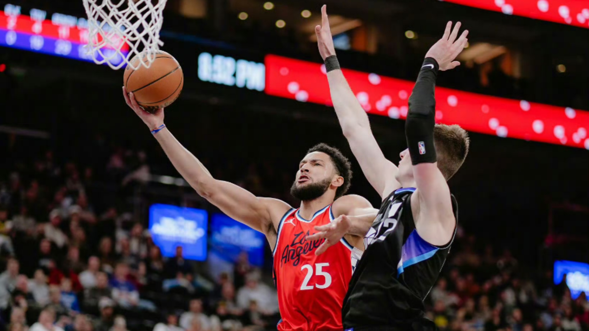 西蒙斯绝杀时刻，险胜点燃赛场，引发争议迎来胜利！