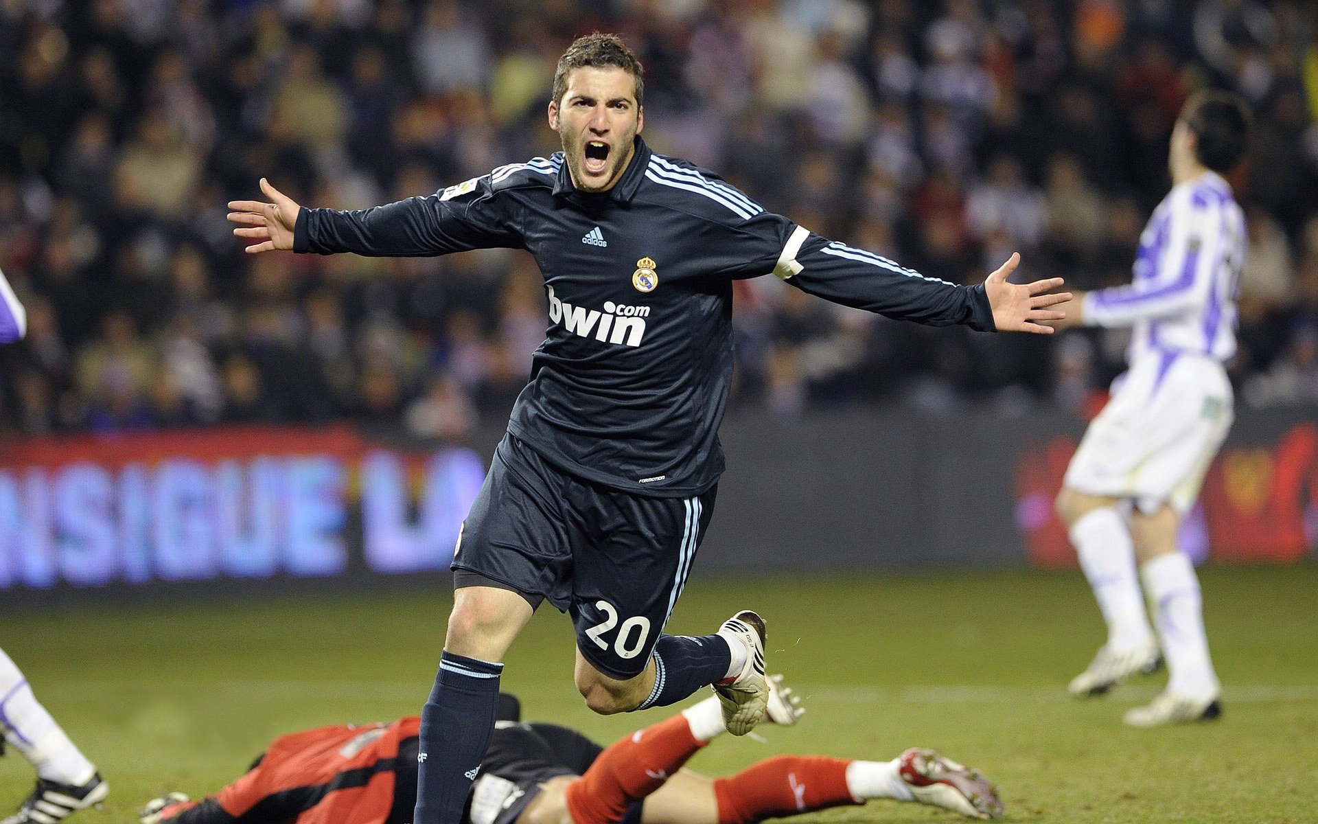 德约科维奇重要时刻出色防守，曼联带队取胜！赢得满堂喝彩